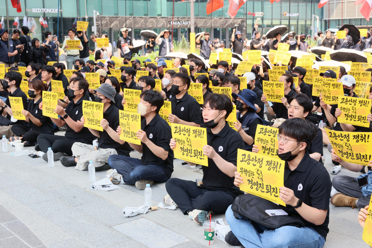 ▲카카오 노조가 창사 이래 첫 부분 파업에 돌입한 10일 경기 성남시 카카오 판교 아지트 앞에서 노조원들이 구호를 외치고 있다. 신태현 기자 holjjak@