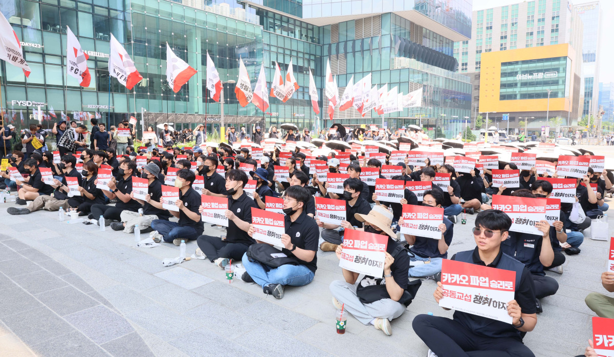 ▲카카오 노조가 창사 이래 첫 부분 파업에 돌입한 10일 경기 성남시 카카오 판교 아지트 앞에서 노조원들이 구호를 외치고 있다. 신태현 기자 holjjak@