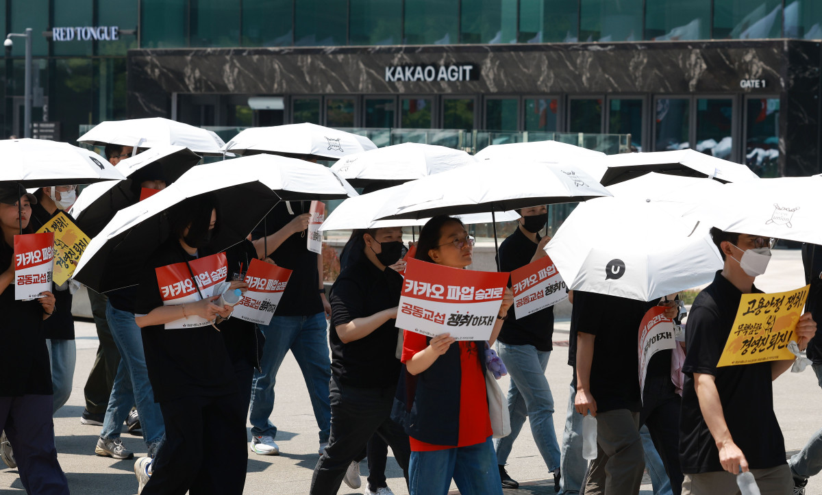 ▲카카오 노조가 창사 이래 첫 부분 파업에 돌입한 10일 노조원들이 경기 성남시 판교 일대를 행진하고 있다. 신태현 기자 holjjak@