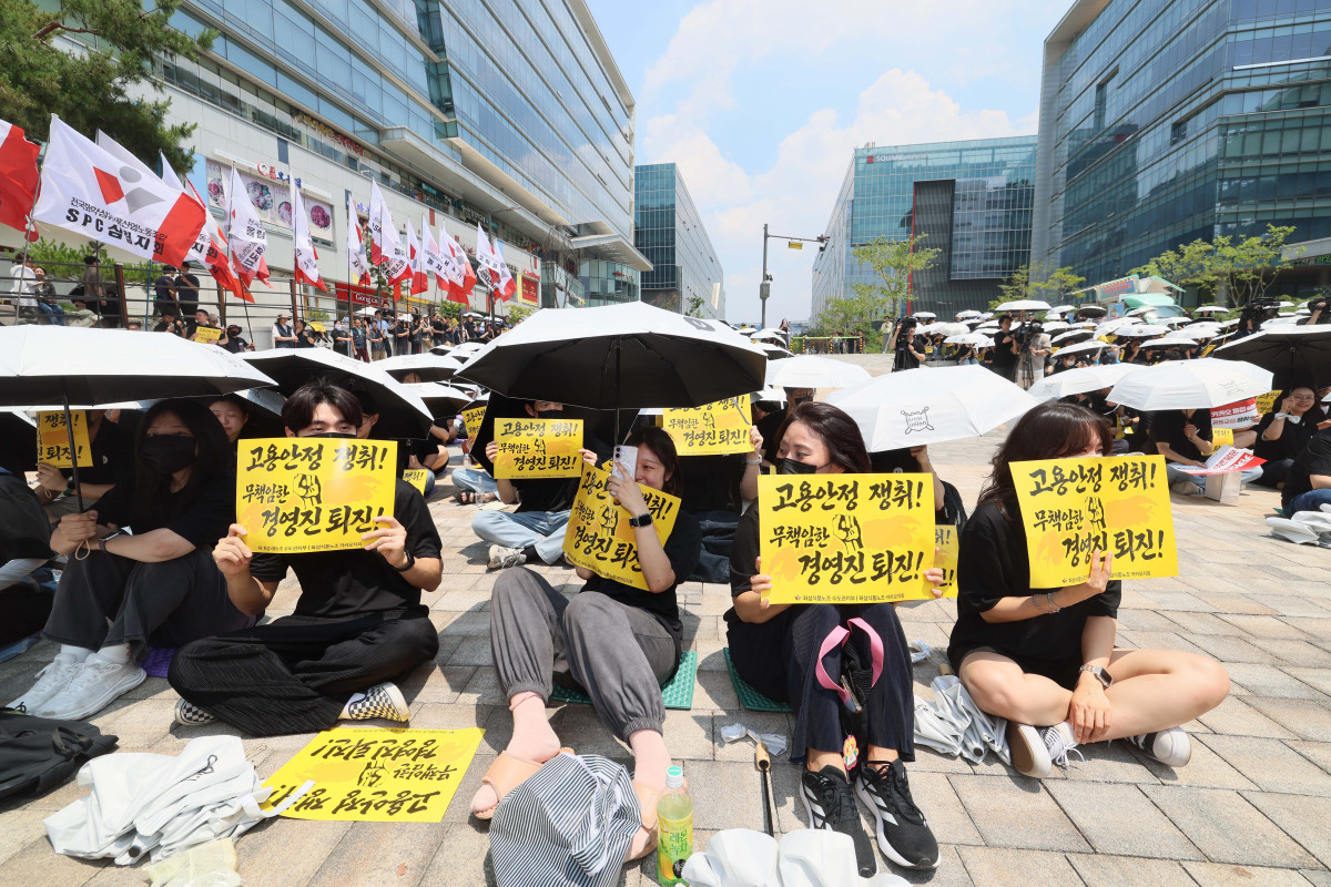 ▲카카오 노조가 창사 이래 첫 부분 파업에 돌입한 10일 경기 성남시 유스페이스 광장에서 노조원들이 파업 승리 결의대회를 갖고 있다. 신태현 기자 holjjak@