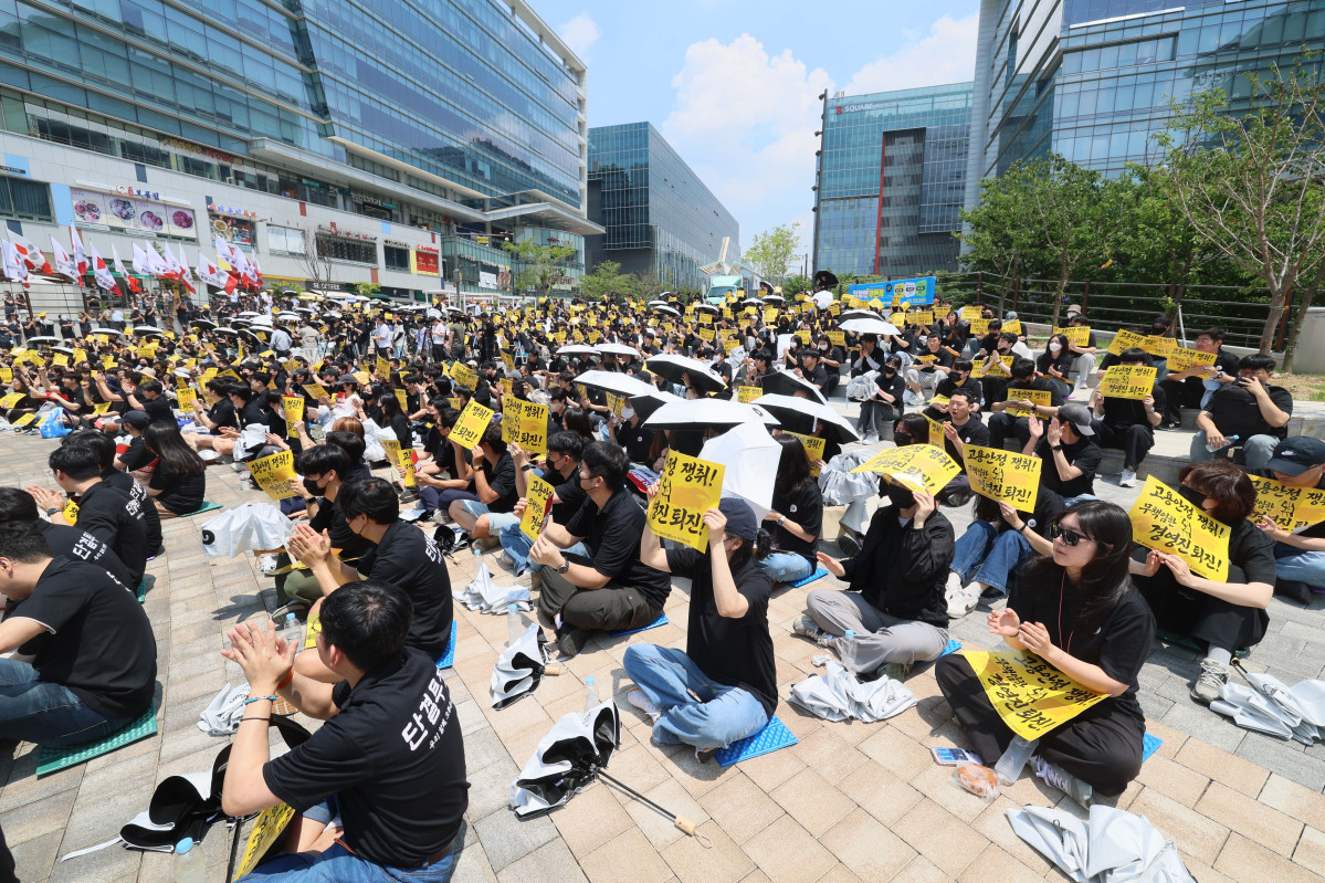 ▲카카오 노조가 창사 이래 첫 부분 파업에 돌입한 10일 경기 성남시 유스페이스 광장에서 노조원들이 파업 승리 결의대회를 갖고 있다. 신태현 기자 holjjak@
