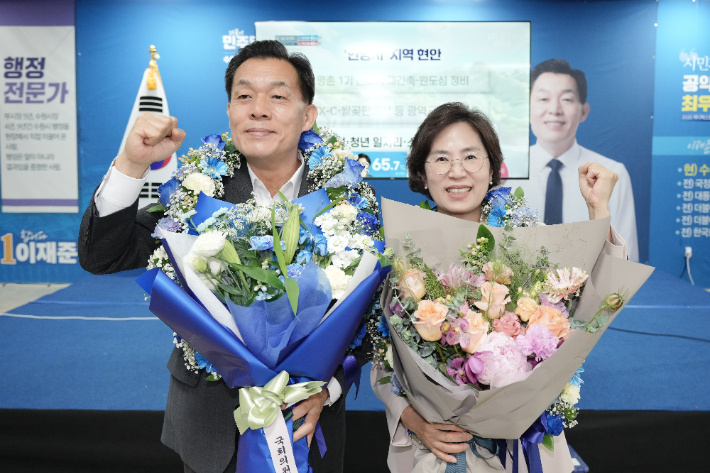▲이재준 수원특례시장 당선인이 6·3 지방선거에서 재선에 성공한 뒤 부인과 함께 꽃다발을 들고 당선 세리머니를 하고 있다. (이재준 캠프)