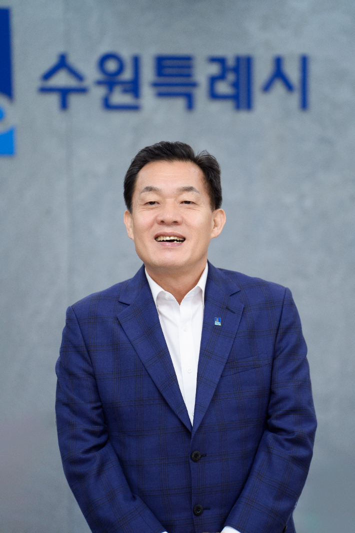 ▲이재준 수원특례시장 이 수원특례시 청사 앞에서 환하게 웃고 있다. (수원시)
