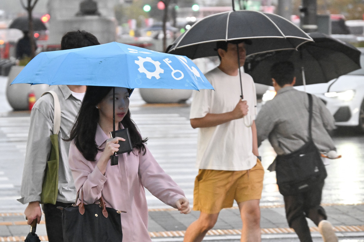 ▲서울 종로구 광화문역 일대에서 우산을 쓴 직장인들이 비를 피해 발걸음을 재촉하고 있다. (이투데이DB)