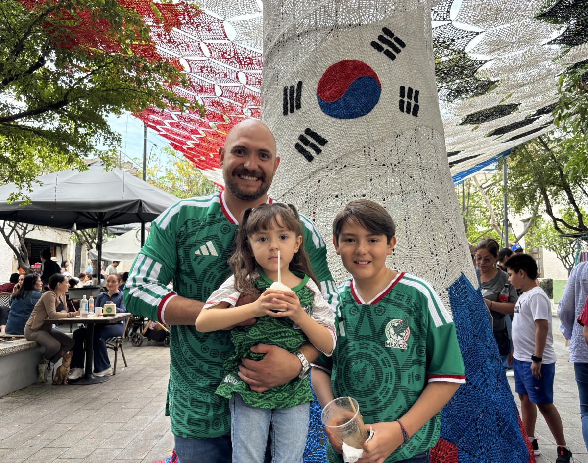 ▲축구유니폼을 입은 시민 등이 한국상징 조형물 아래서 기념사진을 찍고 있다. (연합뉴스)