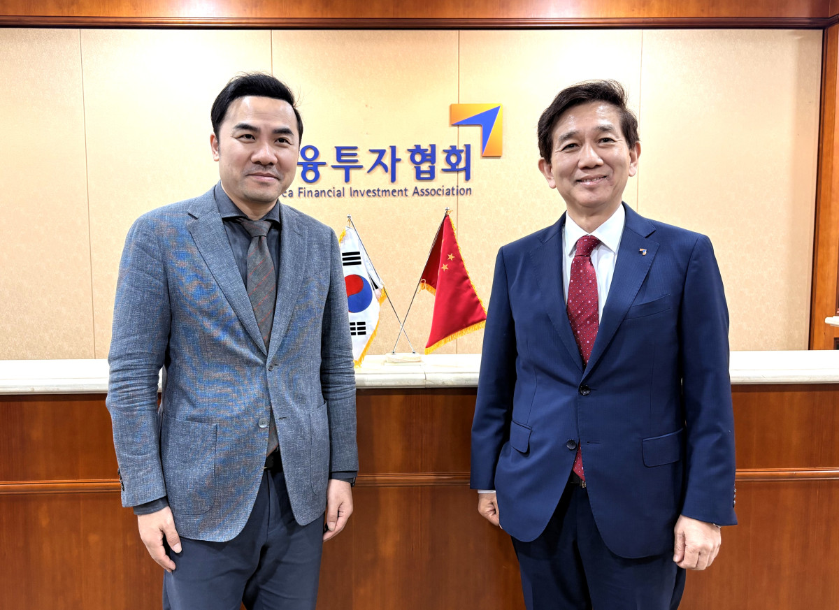 ▲환성엽회 황성엽 회장dl 10일 협회를 방문한 중국 신만굉원증권 장젠 CEO와 기념사진을 찍고 있다. (금융투자협회)