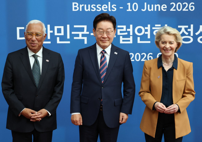 ▲이재명 대통령이 10일(현지시간) 벨기에 브뤼셀 EU이사회 본부에서 안토니우 코스타 EU 정상회의 상임의장, 우르즐라 폰데어라이엔 EU 집행위원장과 기념촬영을 하고 있다. (연합뉴스)