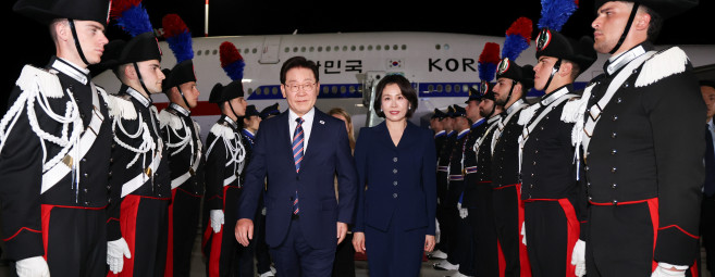 ▲이탈리아를 국빈 방문한 이재명 대통령과 김혜경 여사가 10일(현지시간) 로마 피우미치노 국제공항에 도착한 공군 1호기에서 내려 이동하고 있다. (연합뉴스)