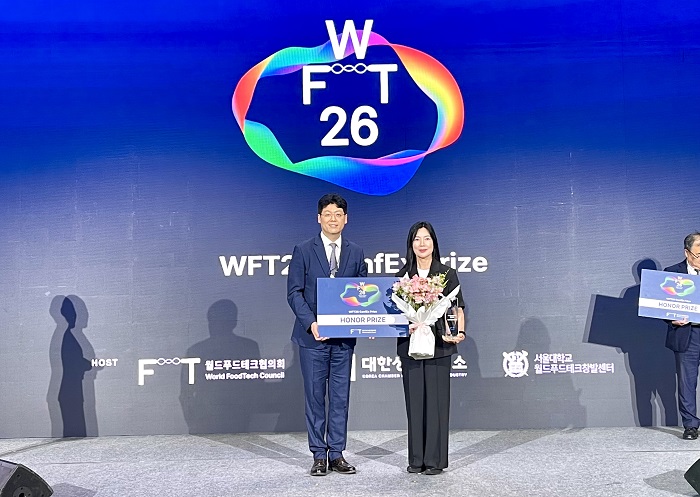 ▲전북바이오융합산업진흥원이 일산 킨텍스에서 열린 ‘World FoodTech ConfEx 2026’에서 월드푸드테크협의회 공로상을 수상한 뒤 기념촬영을 하고 있다. (사진제공=전북바이오융합산업진흥원)