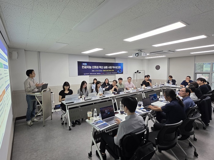 ▲전주시와 관계기관 관계자들이 서울역 서울비즈센터에서 ‘2026년 인공지능 신뢰성 혁신 실증사업’ 착수보고회를 열고 지역기업 AI 검·인증 지원 방안을 논의하고 있다. (사진제공=전주시)