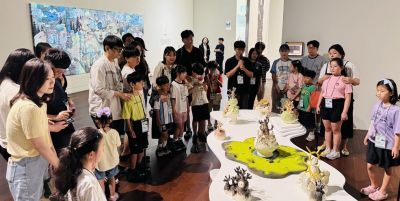 ▲포스코미술관 광양에 전시중인 임수범 작가의 작품에 대해 작가에게 직접 설명을 듣고 있다. (사진제공=광양제철)
