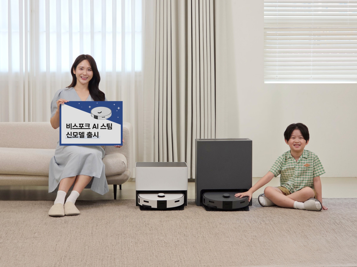 ▲삼성전자 모델이 프리미엄 핵심 기능은 유지하고 실용성을 높인 비스포크 AI 스팀 신제품을 소개하고 있다. (사진제공-삼성전자)