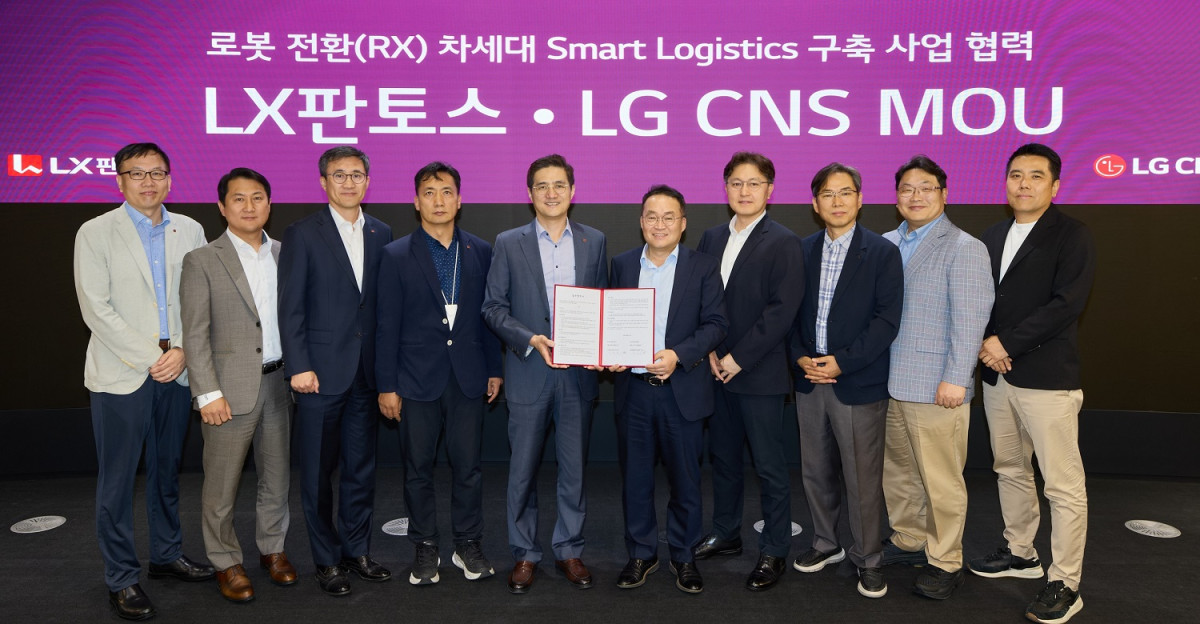 ▲1일 LG CNS 본사에서 열린 ‘차세대 스마트물류 구축 업무협약식’에서 LG CNS 이준호 전무(오른쪽 다섯 번째), 박상균 전무(오른쪽 네 번째), LX판토스 어재혁 부사장(왼쪽 다섯 번째)을 비롯한 양사 임직원들이 기념촬영을 하고 있다. (사진제공=LG CNS)