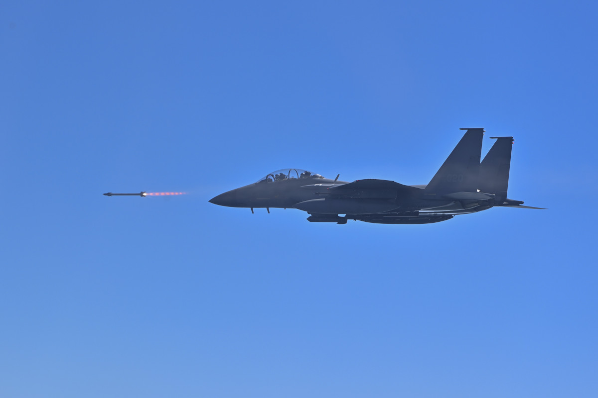 ▲F-15K 전투기가 순항미사일·무인공격기 역할을 하는 훈련용 표적을 향해 AIM-9X 공대공 미사일을 발사하고 있다. (연합뉴스)