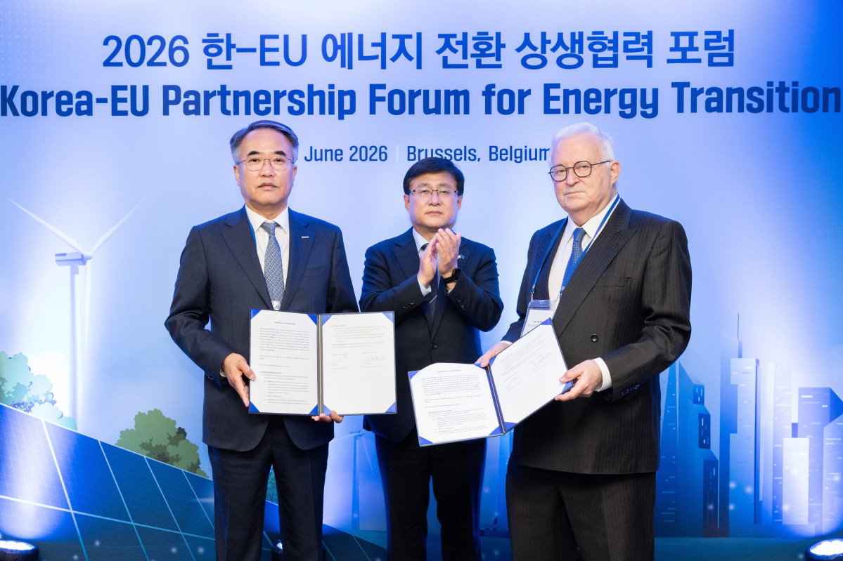 ▲대한전선이 얀데눌과 HVDC 해저케이블 사업 협력을 위한 업무협약을 체결했다. (좌측부터)대한전선 송종민 부회장, 김성환 기후에너지환경부 장관, 얀데눌 CEO 얀 피터 데 눌. (사진제공=기후에너지환경부)