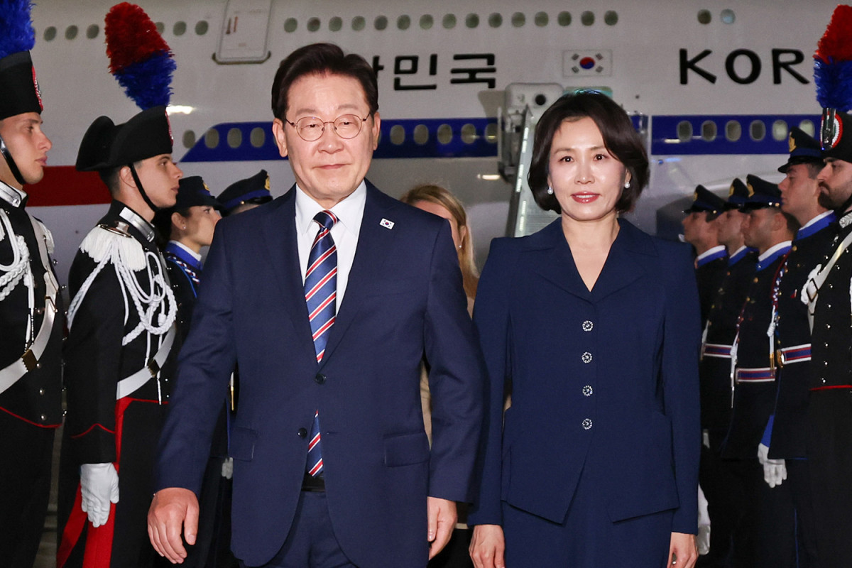 ▲이탈리아를 국빈 방문한 이재명 대통령과 김혜경 여사가 10일(현지시간) 로마 피우미치노 국제공항에 도착한 공군 1호기에서 내려 이동하고 있다. (연합뉴스)