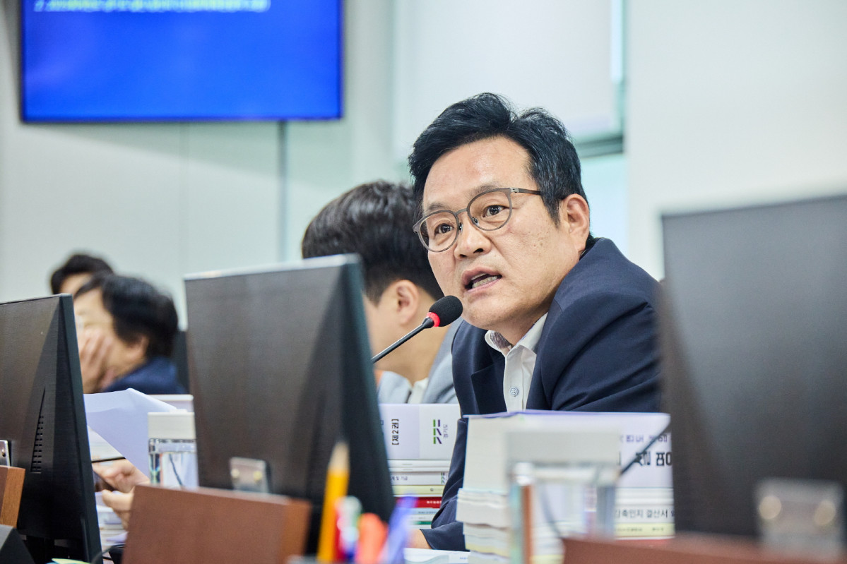 ▲이학수 경기도의회 의원(국민의힘·평택5)이 10일 문화체육관광위원회 결산심사에서 경기아트센터·한국도자재단·수원월드컵경기장관리재단의 청렴도 5등급 문제와 경기관광공사 리츠 사업 리스크를 집중 점검하며 도민 체감 성과 중심의 재정 관리를 강하게 촉구하고 있다. (경기도의회)