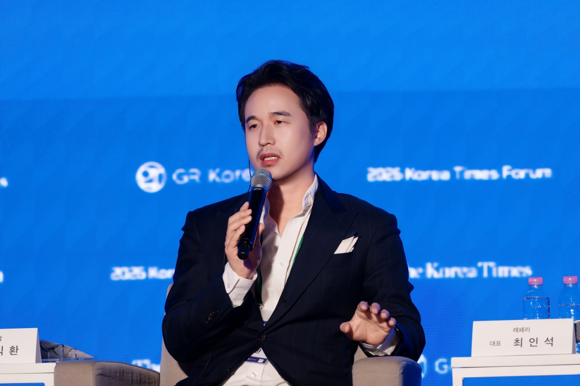 ▲‘2026 코리아타임스 포럼’에서 발언 중인 김익환 한세실업 부회장. (사진제공=한세실업)