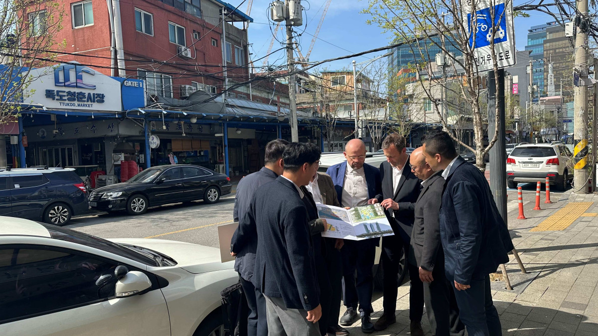 ▲삼성물산과 영국 건축설계사 포스터앤드파트너스 관계자들이 성수3지구를 방문해 현장 점검을 하고 있다. (사진제공=삼성물산)