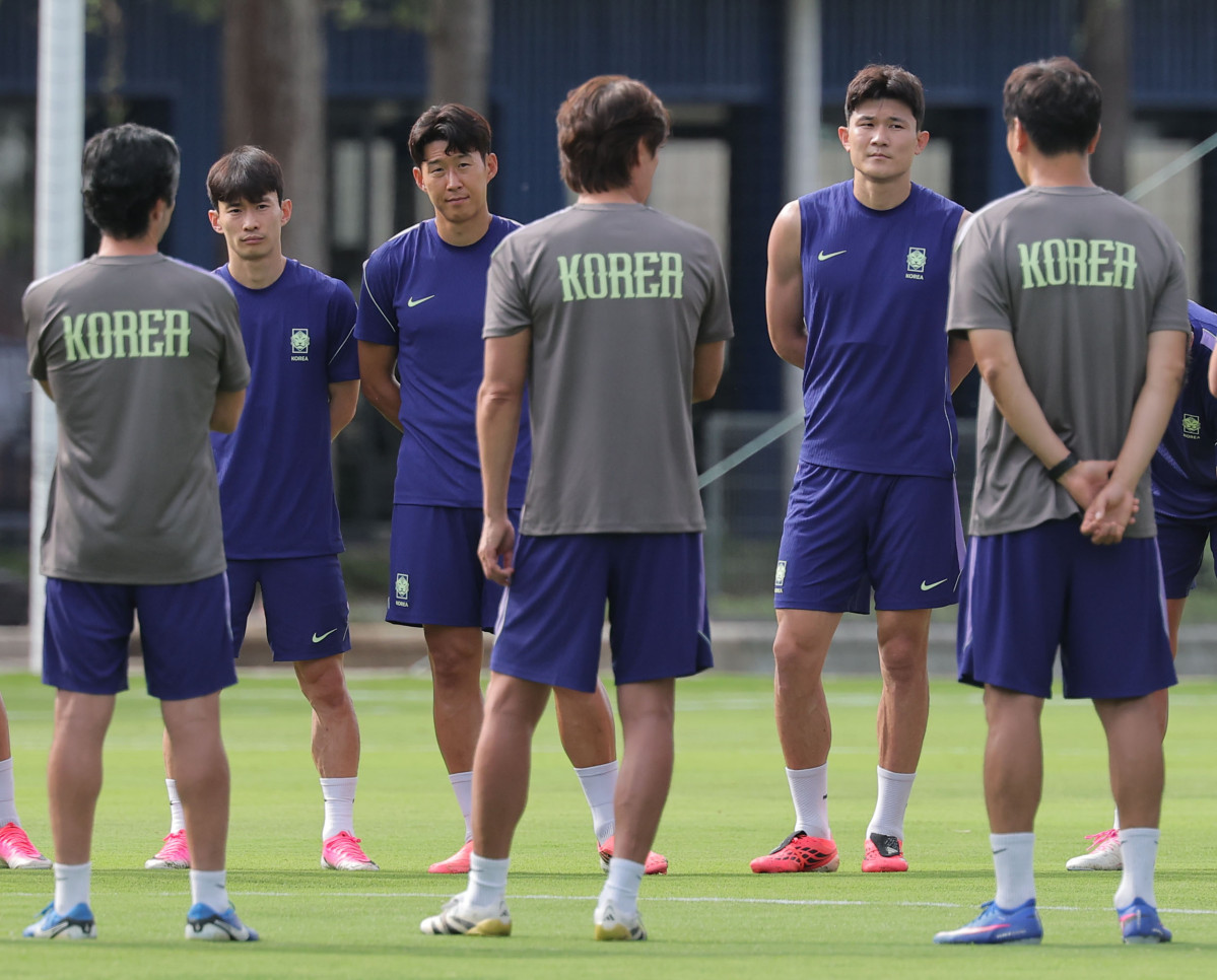 ▲한국 축구 국가대표팀 선수들이 2026 북중미 월드컵 체코와의 조별리그 1차전을 하루 앞둔 10일(현지시간) 멕시코 과달라하라 인근 사포판의 치바스 바예 베르데에서 훈련을 하기 앞서 홍명보 감독의 지시 사항을 듣고 있다. (연합뉴스)