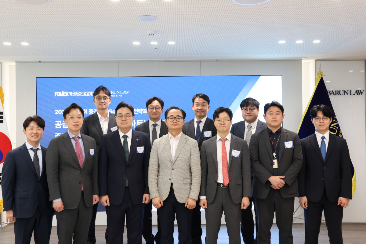▲법무법인 바른과 한국중견기업연합회이 공동 개최한 '제2회 중견기업 스케일업 전략포럼'에 앞서 김도형 바른 대표변호사와 김명교 교수, 이충열 중견련 이사(앞줄 왼쪽 두번째부터 반시계방향) 등 참석자들이 기념사진을 촬영하고 있다. (법무법인 바른)