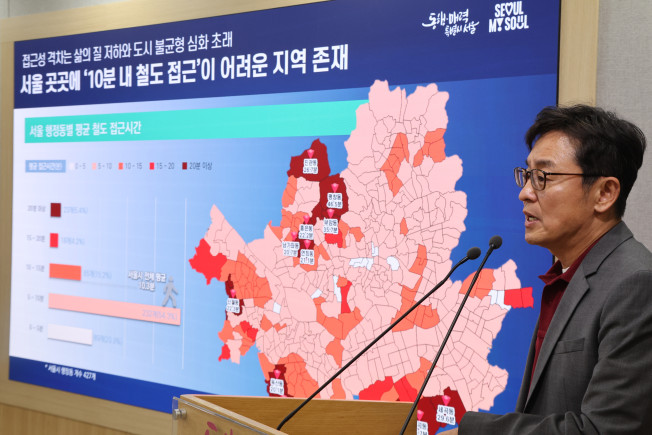 ▲여장권 서울시 교통실장이 11일 오전 서울 중구 서울시청 브리핑룸에서 제3차 도시철도망 구축계획 관련 브리핑을 하고 있다. (뉴시스)