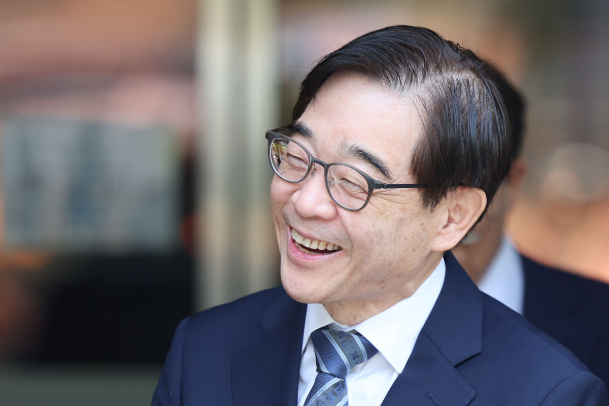 ▲변호사 등록 없이 화천대유 고문으로 재직하며 변호사 활동을 한 권순일 전 대법관이 11일 서울 서초구 서울중앙지법에서 열린 선고 공판을 마친 뒤 미소짓고 있다. (뉴시스)