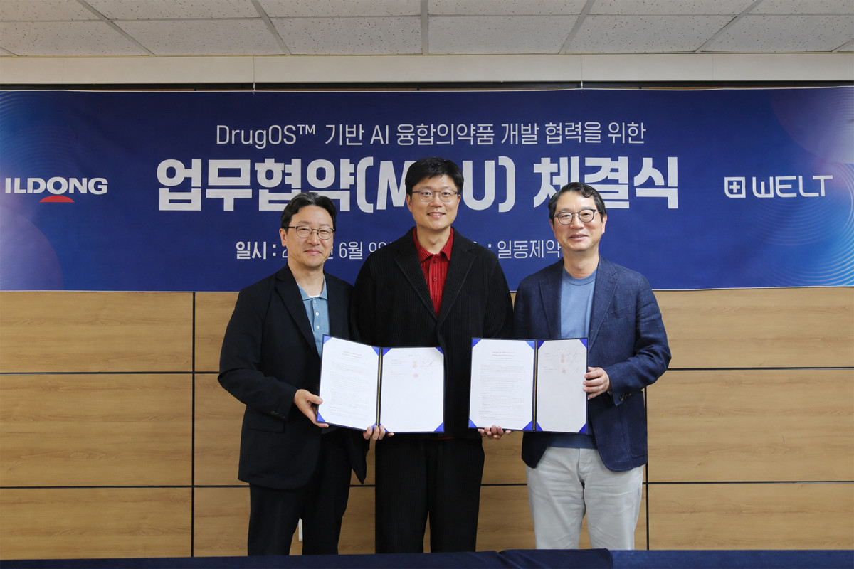 ▲강성지 웰트 대표(가운데)와 일동제약의 윤웅섭 대표(오른쪽)·이재준 대표(왼쪽)가 업무협약 체결 후 기념 촬영을 하고 있다. (사진제공=일동제약)