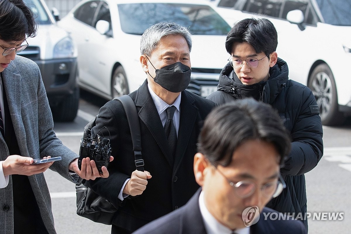 ▲2024년 2월 드라마제작사 고가 인수 의혹을 받는 김성수 전 카카오엔터테인먼트 대표가 서울남부지법에서 열린 특정경제범죄가중처벌법상 배임, 범죄수익은닉규제법 위반 등 혐의에 대한 구속 전 피의자 심문(영장실질심사)를 받기 위해 출석하고 있다. (연합뉴스)