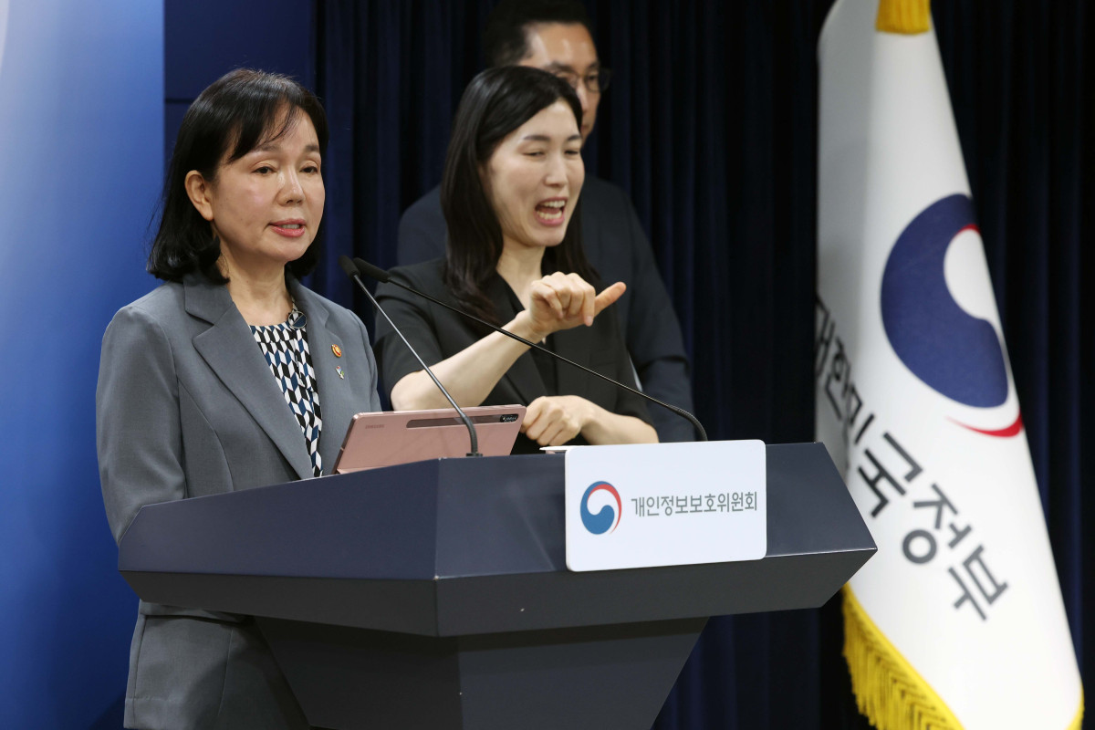 ▲송경희 개인정보보호위원장이 11일 서울 종로구 정부서울청사에서 제11회 전체회의 결과를 발표하고 있다. 개보위는 10일 제11회 전체회의를 열고 개인정보보호 법규를 위반한 쿠팡 주식회사에 총 6246억 8100만원의 과징금 및 1680만원의 과태료를 부과와 함께 시정명령, 공표 및 공표 명령 등을 의결했다. 신태현 기자 holjjak@