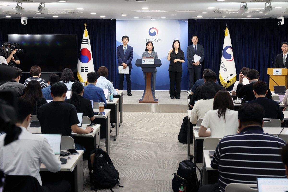 ▲송경희 개인정보보호위원장이 11일 서울 종로구 정부서울청사에서 제11회 전체회의 결과를 발표하고 있다. 개보위는 10일 제11회 전체회의를 열고 개인정보보호 법규를 위반한 쿠팡 주식회사에 총 6246억 8100만원의 과징금 및 1680만원의 과태료를 부과와 함께 시정명령, 공표 및 공표 명령 등을 의결했다. 신태현 기자 holjjak@