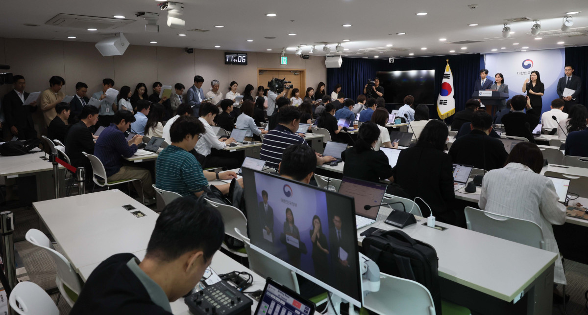 ▲송경희 개인정보보호위원장이 11일 서울 종로구 정부서울청사에서 제11회 전체회의 결과를 발표하고 있다. 개보위는 10일 제11회 전체회의를 열고 개인정보보호 법규를 위반한 쿠팡 주식회사에 총 6246억 8100만원의 과징금 및 1680만원의 과태료를 부과와 함께 시정명령, 공표 및 공표 명령 등을 의결했다. 신태현 기자 holjjak@
