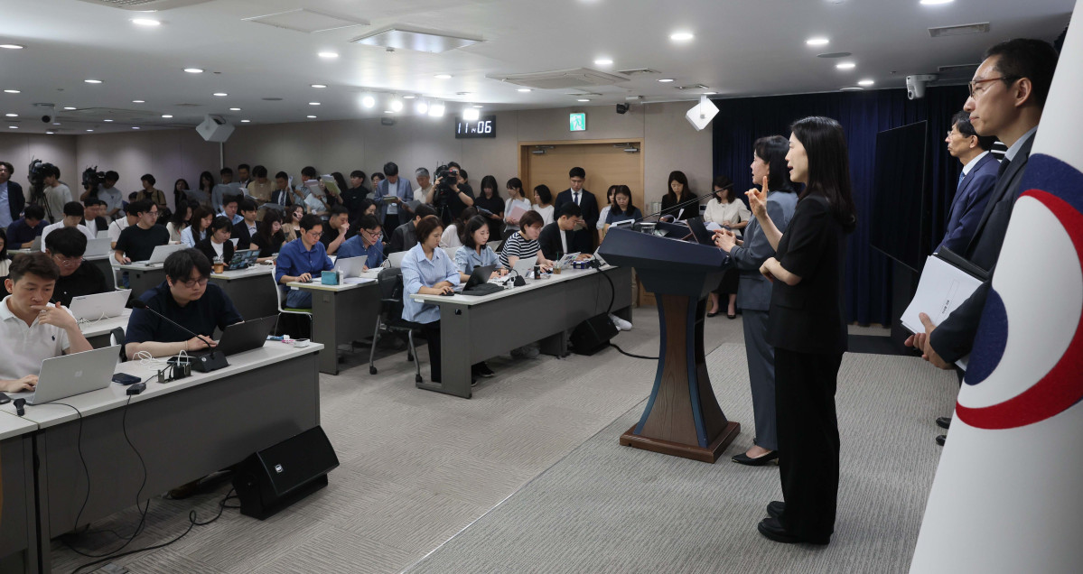 ▲송경희 개인정보보호위원장이 11일 서울 종로구 정부서울청사에서 제11회 전체회의 결과를 발표하고 있다. 개보위는 10일 제11회 전체회의를 열고 개인정보보호 법규를 위반한 쿠팡 주식회사에 총 6246억 8100만원의 과징금 및 1680만원의 과태료를 부과와 함께 시정명령, 공표 및 공표 명령 등을 의결했다. 신태현 기자 holjjak@
