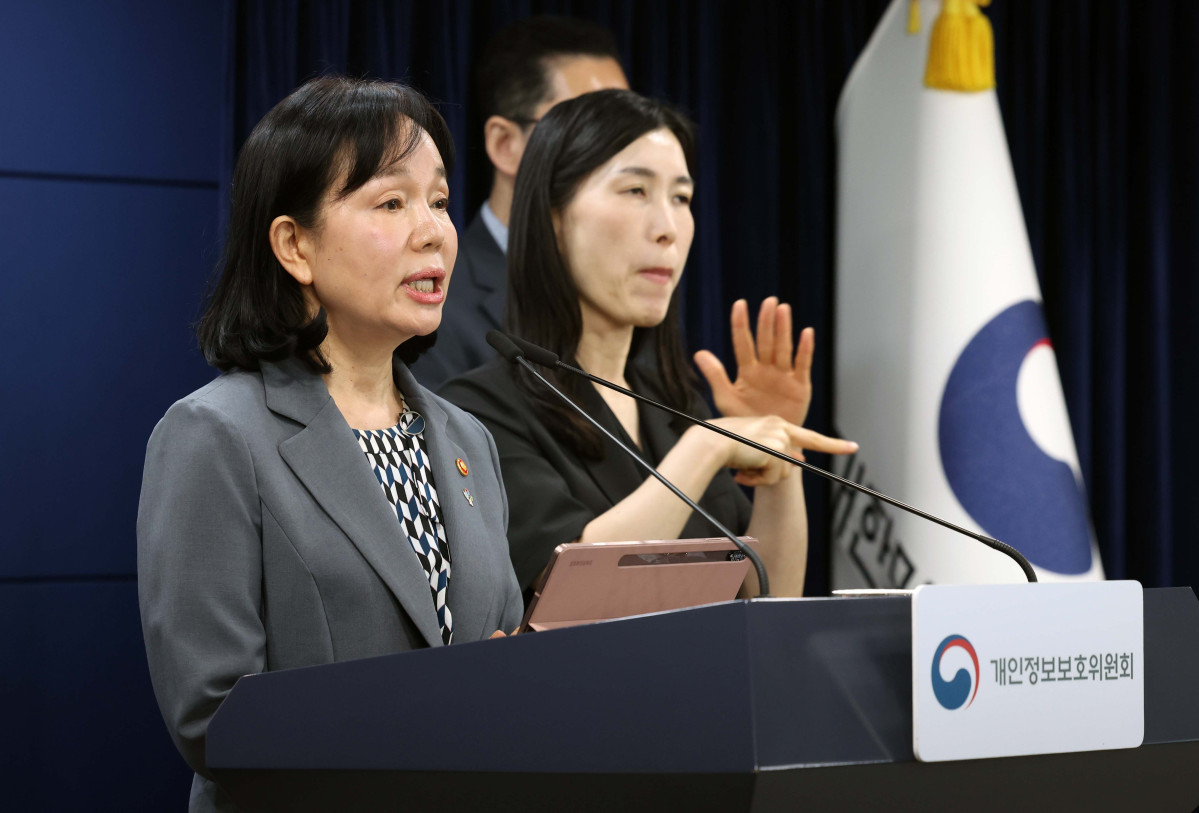 ▲송경희 개인정보보호위원장이 11일 서울 종로구 정부서울청사에서 제11회 전체회의 결과를 발표하고 있다. 개보위는 10일 제11회 전체회의를 열고 개인정보보호 법규를 위반한 쿠팡 주식회사에 총 6246억 8100만원의 과징금 및 1680만원의 과태료를 부과와 함께 시정명령, 공표 및 공표 명령 등을 의결했다. 신태현 기자 holjjak@