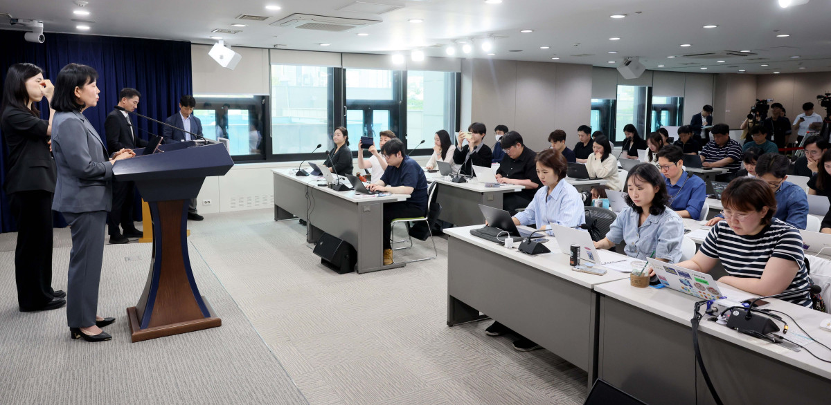 ▲송경희 개인정보보호위원장이 11일 서울 종로구 정부서울청사에서 제11회 전체회의 결과를 발표하고 있다. 개보위는 10일 제11회 전체회의를 열고 개인정보보호 법규를 위반한 쿠팡 주식회사에 총 6246억 8100만원의 과징금 및 1680만원의 과태료를 부과와 함께 시정명령, 공표 및 공표 명령 등을 의결했다. 신태현 기자 holjjak@