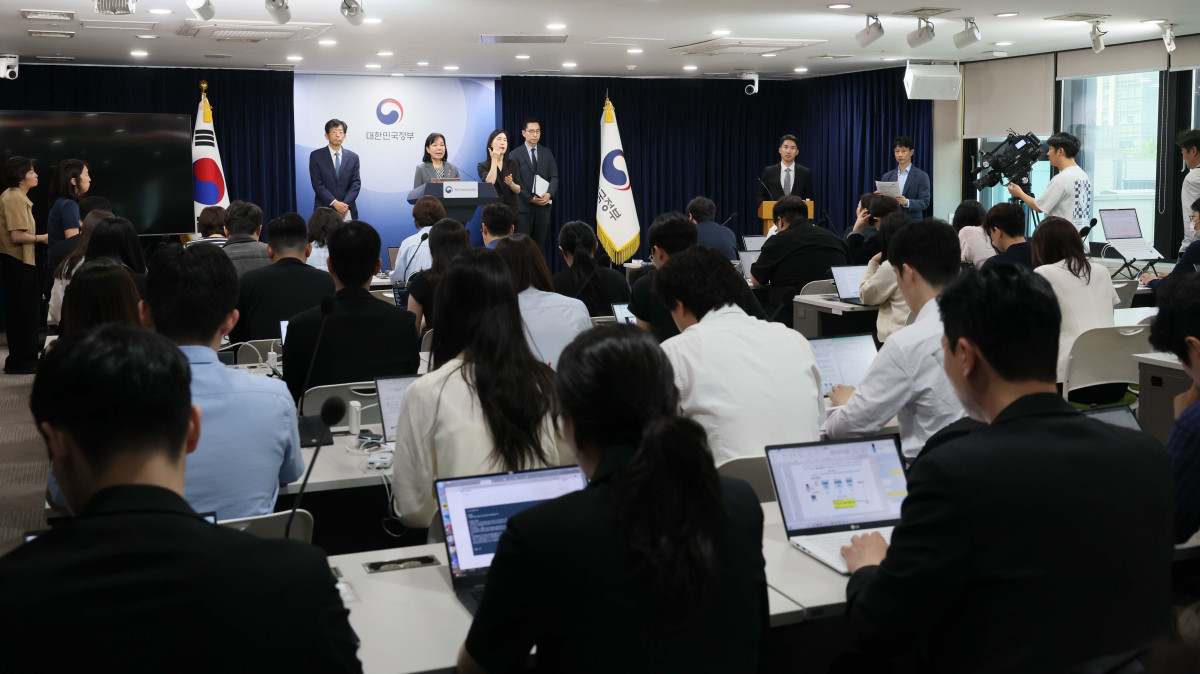 ▲송경희 개인정보보호위원장이 11일 서울 종로구 정부서울청사에서 제11회 전체회의 결과를 발표하고 있다. 개보위는 10일 제11회 전체회의를 열고 개인정보보호 법규를 위반한 쿠팡 주식회사에 총 6246억 8100만원의 과징금 및 1680만원의 과태료를 부과와 함께 시정명령, 공표 및 공표 명령 등을 의결했다. 신태현 기자 holjjak@