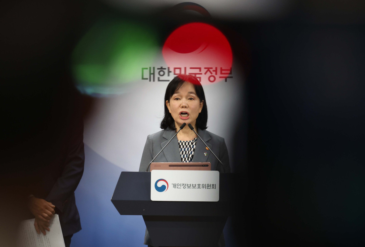 ▲송경희 개인정보보호위원장이 11일 서울 종로구 정부서울청사에서 제11회 전체회의 결과를 발표하고 있다. 개보위는 10일 제11회 전체회의를 열고 개인정보보호 법규를 위반한 쿠팡 주식회사에 총 6246억 8100만원의 과징금 및 1680만원의 과태료를 부과와 함께 시정명령, 공표 및 공표 명령 등을 의결했다. 신태현 기자 holjjak@
