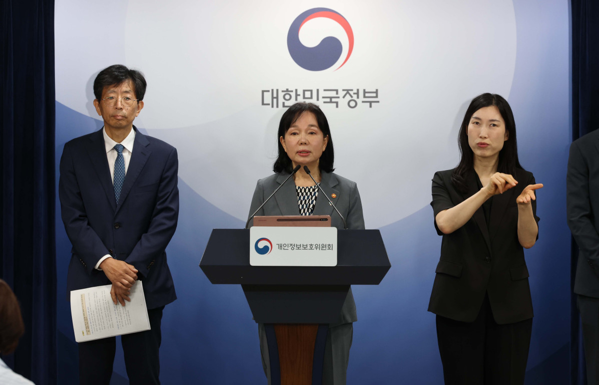 ▲송경희 개인정보보호위원장이 11일 서울 종로구 정부서울청사에서 제11회 전체회의 결과를 발표하고 있다. 개보위는 10일 제11회 전체회의를 열고 개인정보보호 법규를 위반한 쿠팡 주식회사에 총 6246억 8100만원의 과징금 및 1680만원의 과태료를 부과와 함께 시정명령, 공표 및 공표 명령 등을 의결했다. 신태현 기자 holjjak@