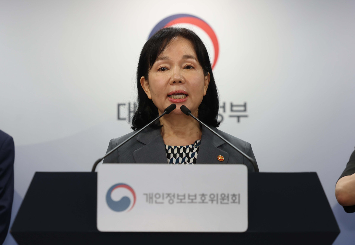 ▲송경희 개인정보보호위원장이 11일 서울 종로구 정부서울청사에서 제11회 전체회의 결과를 발표하고 있다. 개보위는 10일 제11회 전체회의를 열고 개인정보보호 법규를 위반한 쿠팡 주식회사에 총 6246억 8100만원의 과징금 및 1680만원의 과태료를 부과와 함께 시정명령, 공표 및 공표 명령 등을 의결했다. 신태현 기자 holjjak@