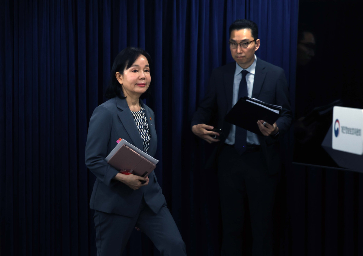 ▲송경희 개인정보보호위원장이 11일 서울 종로구 정부서울청사에서 제11회 전체회의 결과를 발표하기 위해 브리핑룸으로 들어서고 있다. 개보위는 10일 제11회 전체회의를 열고 개인정보보호 법규를 위반한 쿠팡 주식회사에 총 6246억 8100만원의 과징금 및 1680만원의 과태료를 부과와 함께 시정명령, 공표 및 공표 명령 등을 의결했다. 신태현 기자 holjjak@