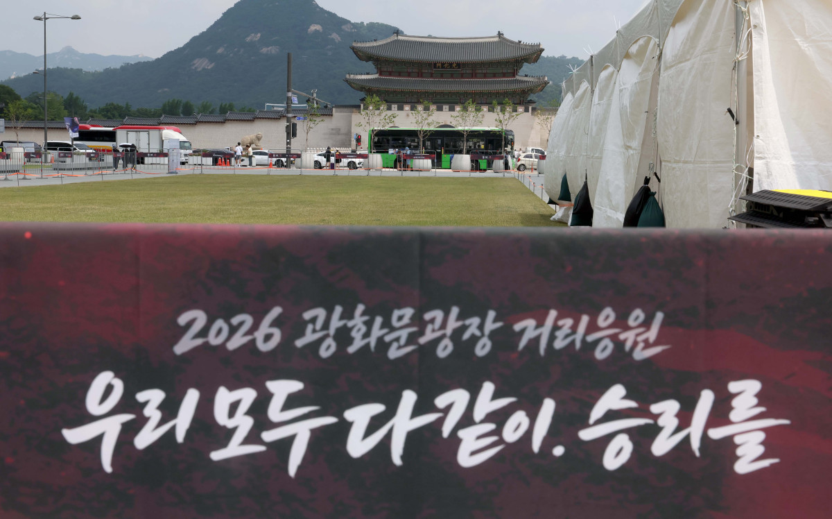 ▲2026 북중미 월드컵 대한민국의 첫 경기 체코전(한국시간 12일)을 하루 앞둔 11일 서울 광화문광장에 거리응원 행사장이 설치되고 있다. 신태현 기자 holjjak@
