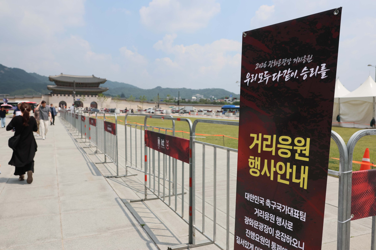 ▲2026 북중미 월드컵 대한민국의 첫 경기 체코전(한국시간 12일)을 하루 앞둔 11일 서울 광화문광장에 거리응원 행사장이 설치되고 있다. 신태현 기자 holjjak@