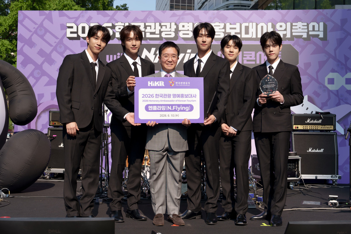 ▲한국관광공사가 10일 서울 중구 하이커 그라운드(HiKR Ground)에서 글로벌 밴드 엔플라잉(N.Flying)을 ‘한국관광 HiKR 명예홍보대사’로 위촉하는 모습이다. (사진제공=한국관광공사)