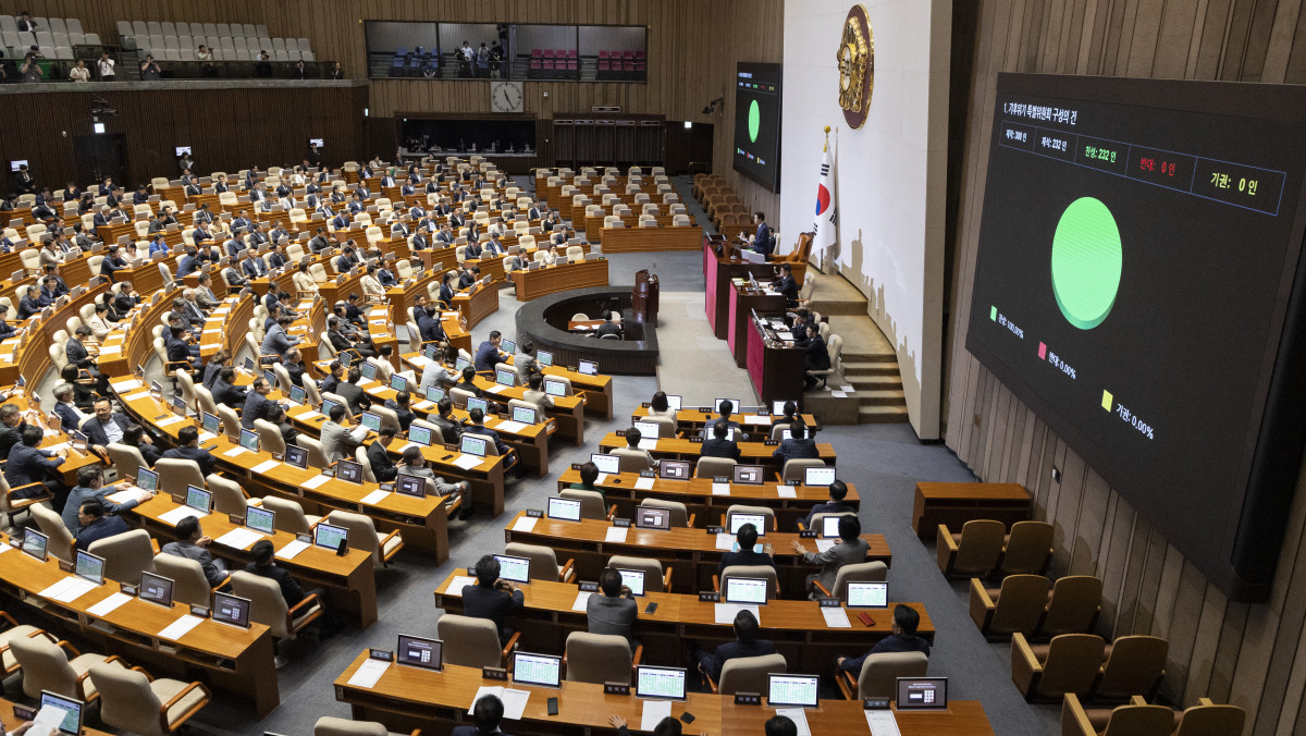 ▲11일 국회에서 열린 본회의에서 기후위기특별위원회 구성에 대한 안건이 여야 의원 만장 일치로 통과되고 있다. (사진=연합뉴스)