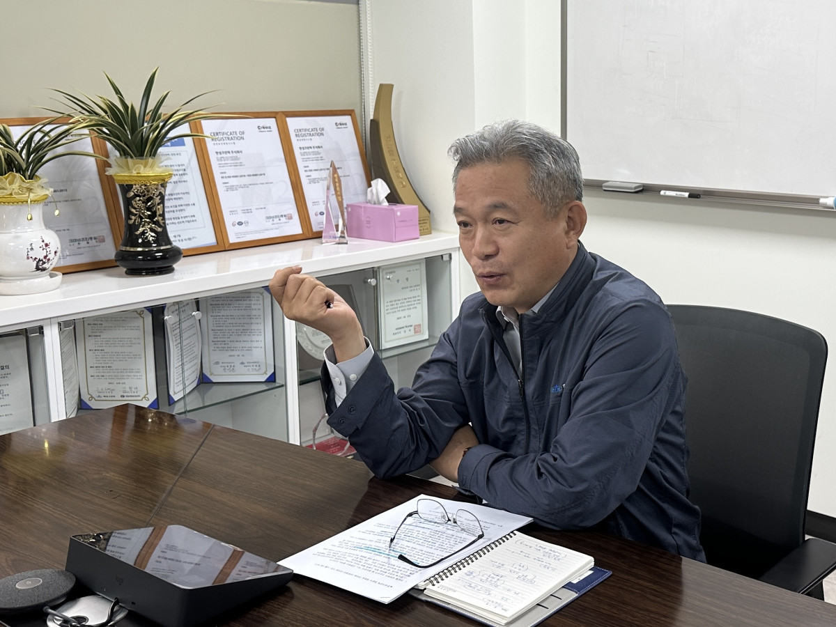 ▲정윤석 한성크린텍 대표가 9일 서울 강남구 한성크린텍 본사에서 이투데이와 인터뷰를 하고 있다. (서이원 기자 @iwonseo96)