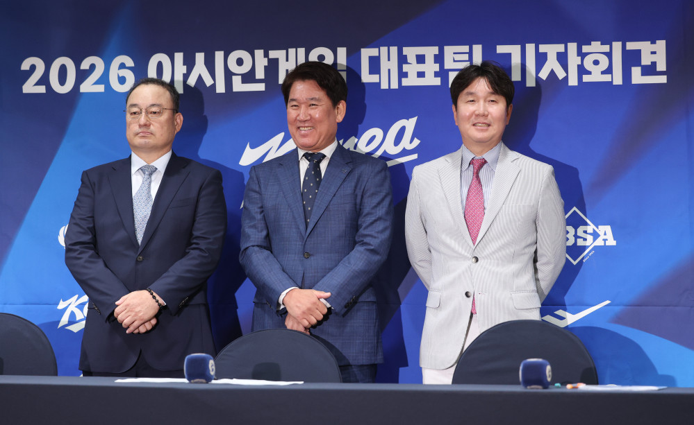 ▲11일 서울 중구 프레스센터에서 열린 2026 아이치·나고야 아시안게임 야구 국가대표팀 최종 명단 공개 기자회견에서 차명주 KBSA(대한야구소프트볼협회) 경기력 향상 위원장(왼쪽부터), KBO 조계현 전력강화위원장, 류지현 대표팀 감독이 포즈를 취하고 있다. (연합뉴스)