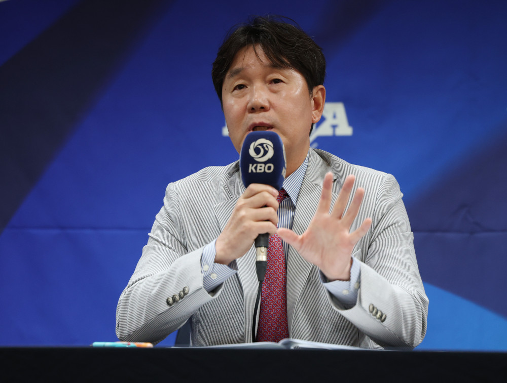 ▲류지현 야구대표팀 감독이 11일 서울 중구 프레스센터에서 2026 아이치·나고야 아시안게임 야구 국가대표팀 최종 명단 공개 기자회견에서 취재진 질문에 답하고 있다. (연합뉴스)