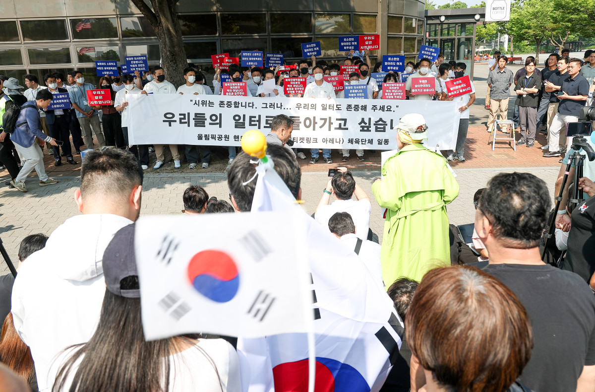 ▲6·3 지방선거 투표용지 부족 사태로 빚어진 '잠실 개표소 봉쇄 시위'가 이어지고 있는 11일 서울 송파구 올림픽공원 핸드볼경기장 앞에서 체육단체들이 업무 정상화 호소문 발표 기자회견을 하고 있다. (연합뉴스)