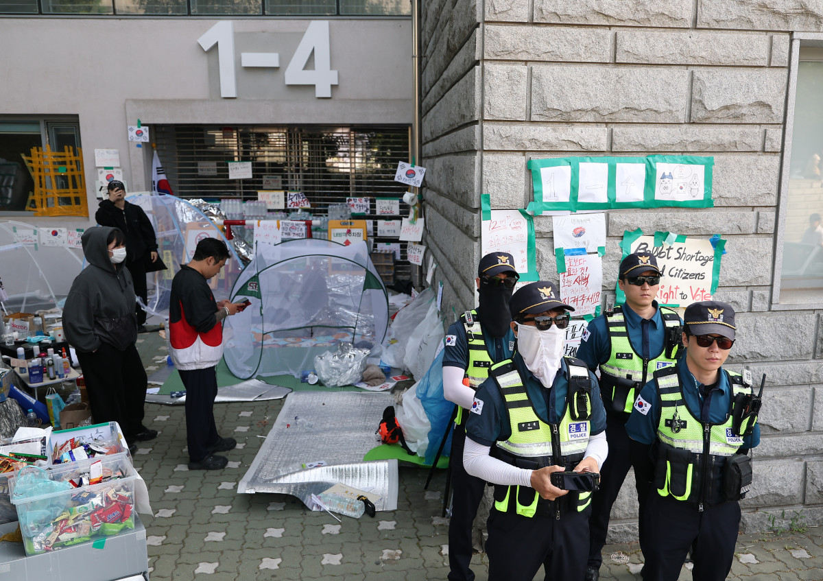 ▲6·3 지방선거 투표용지 부족 사태로 빚어진 '잠실 개표소 봉쇄 시위'가 이어지고 있는 11일 서울 송파구 올림픽공원 핸드볼경기장 앞에서 경찰들이 서 있다. (연합뉴스)