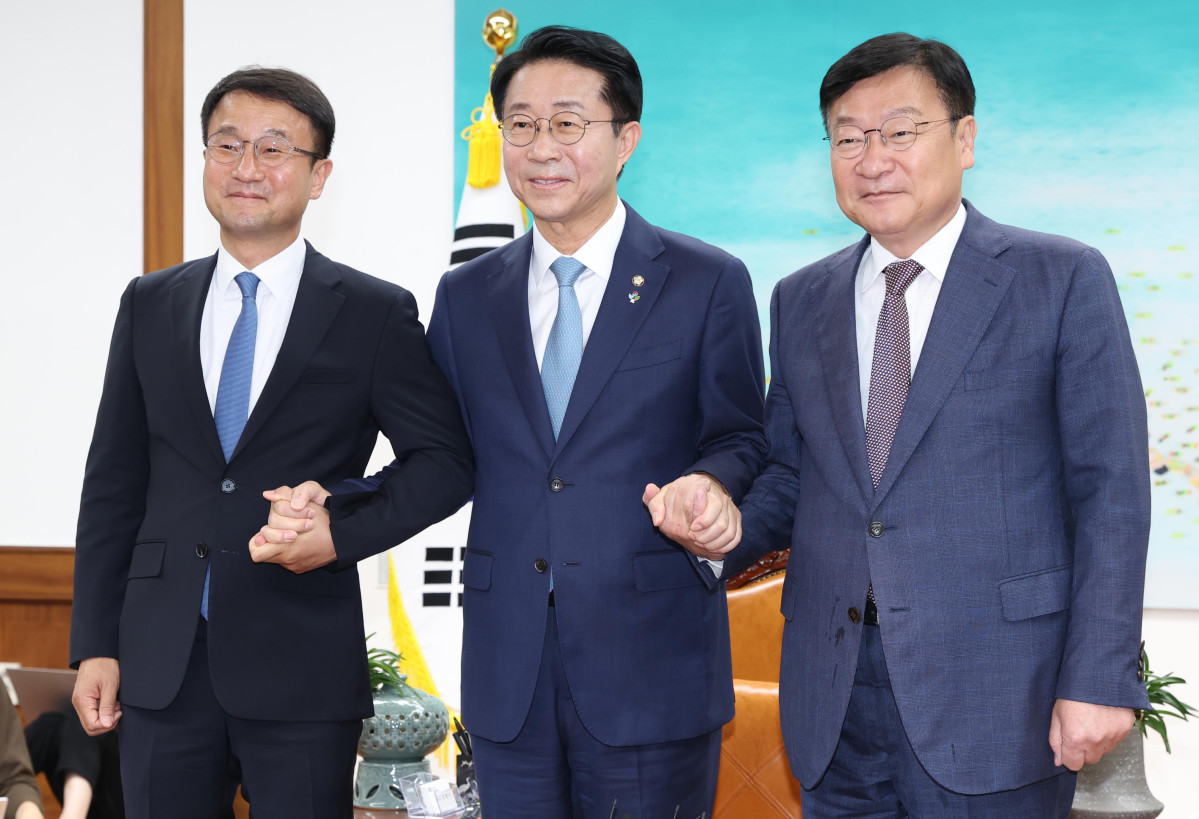 ▲조정식 국회의장이 11일 서울 여의도 국회의장 집무실에서 여야 원내대표와 회동 전 기념 촬영을 하고 있다. 왼쪽부터 더불어민주당 한병도 원내대표, 조 국회의장, 국민의힘 정점식 원내대표. (연합뉴스)